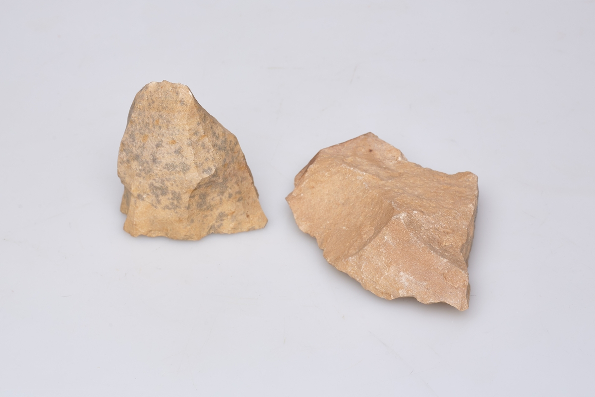 Mottatt som steinalderredskap fra Vest-Tyskland. Stein av lyst materiale. (a) spissnevestein, (b) og (c) nuklei, (d) høyrygget skraper, (e) hovl, (f), (g), (h), (i), (j) og (k)  6 kniver, i skraper, av lyst materiale 3 skrapere.  
I konvolutt ligger en beskrivelse som giveren har laget for museet, giveren er bestyrer ved museet i hans hjemby i Tyskland .... forts. på reg.kort.