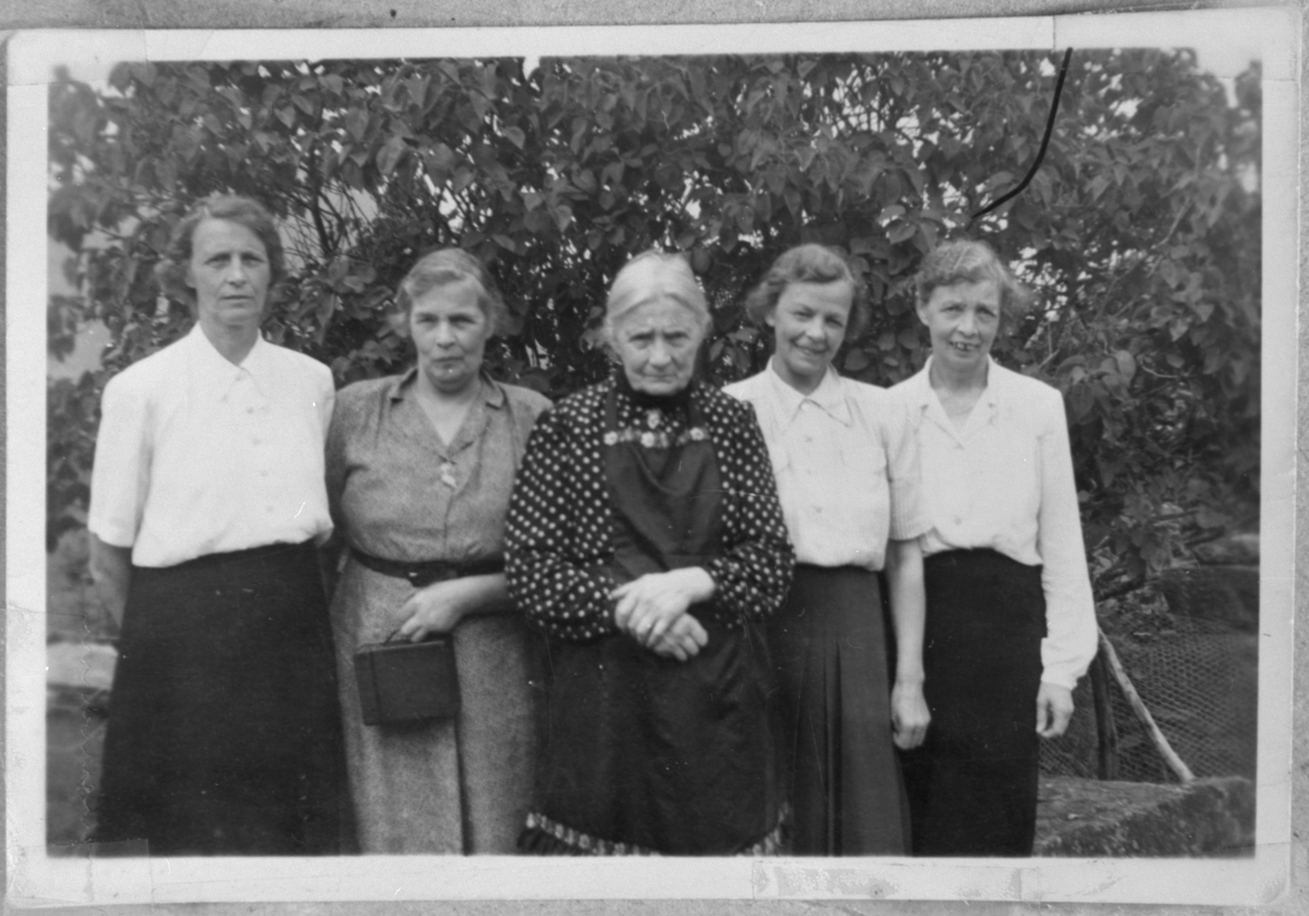 Frå Eide i Ølen, ca. 1920. Frå venstre: Kristine Heggebø, Liva Heggebø, Guro Heggebø (mor til dei øvrige), Anna Heggebø og Brita Heggebø.