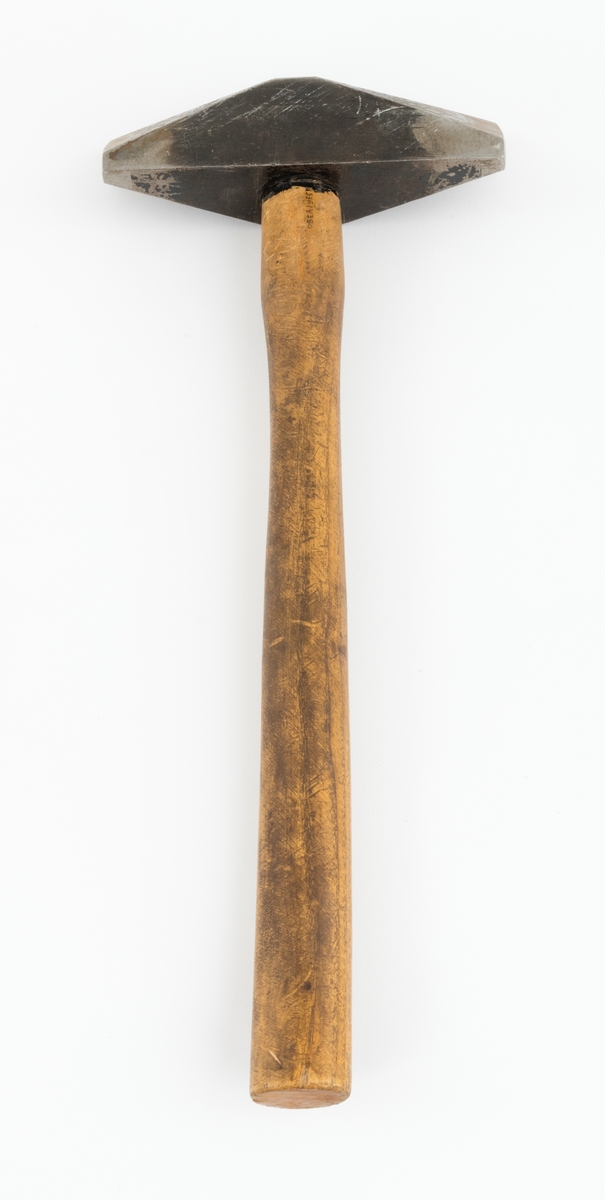 Hammer brukt til retting av sagblad, særlig til tømmersvanser.  Hammeren består av et hammerhode og et skaft av treverk. Hammerhodet er mangekantete.  Hammerhodet har et ovalt skafthull (cirka 2,5 cm langt). Skaftet har et ovalt tverrsnitt i håndtaksdelen. Hammerhodet munner ut i rektangulære flater på sidene. I den andre enden er hammerhodet formet til en smal slagflate, cirka 52 x 14 mm. Det er rester av svart lakk på hammerhodet.
Hammeren betegnes også som en planhammer eller korshammer. (Se rapport fra sagstrekkingsseminar på Voss i 2016 under fanen referanser.)