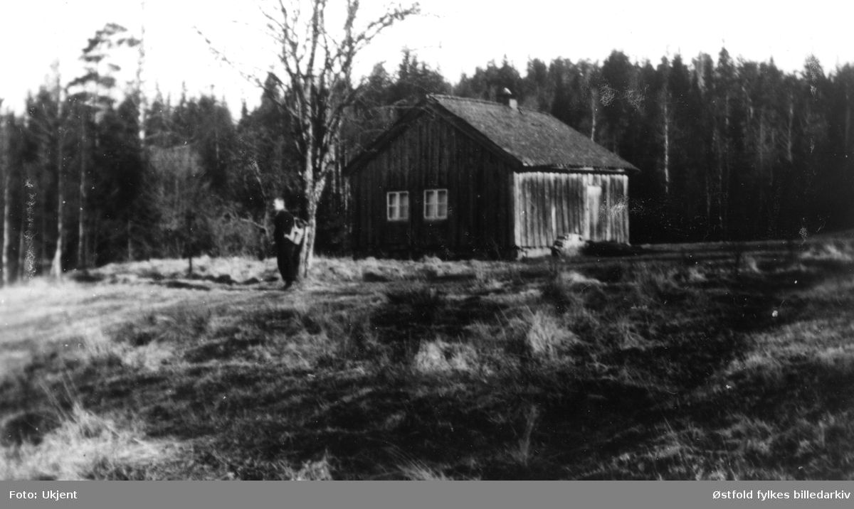 Are Mørkeseth utenfor Harehytta i påska 1935. På tur. Harehytta var husmannsplass under gården Askersby. Dette var den siste husmannsplassen i Varteig som var i drift.