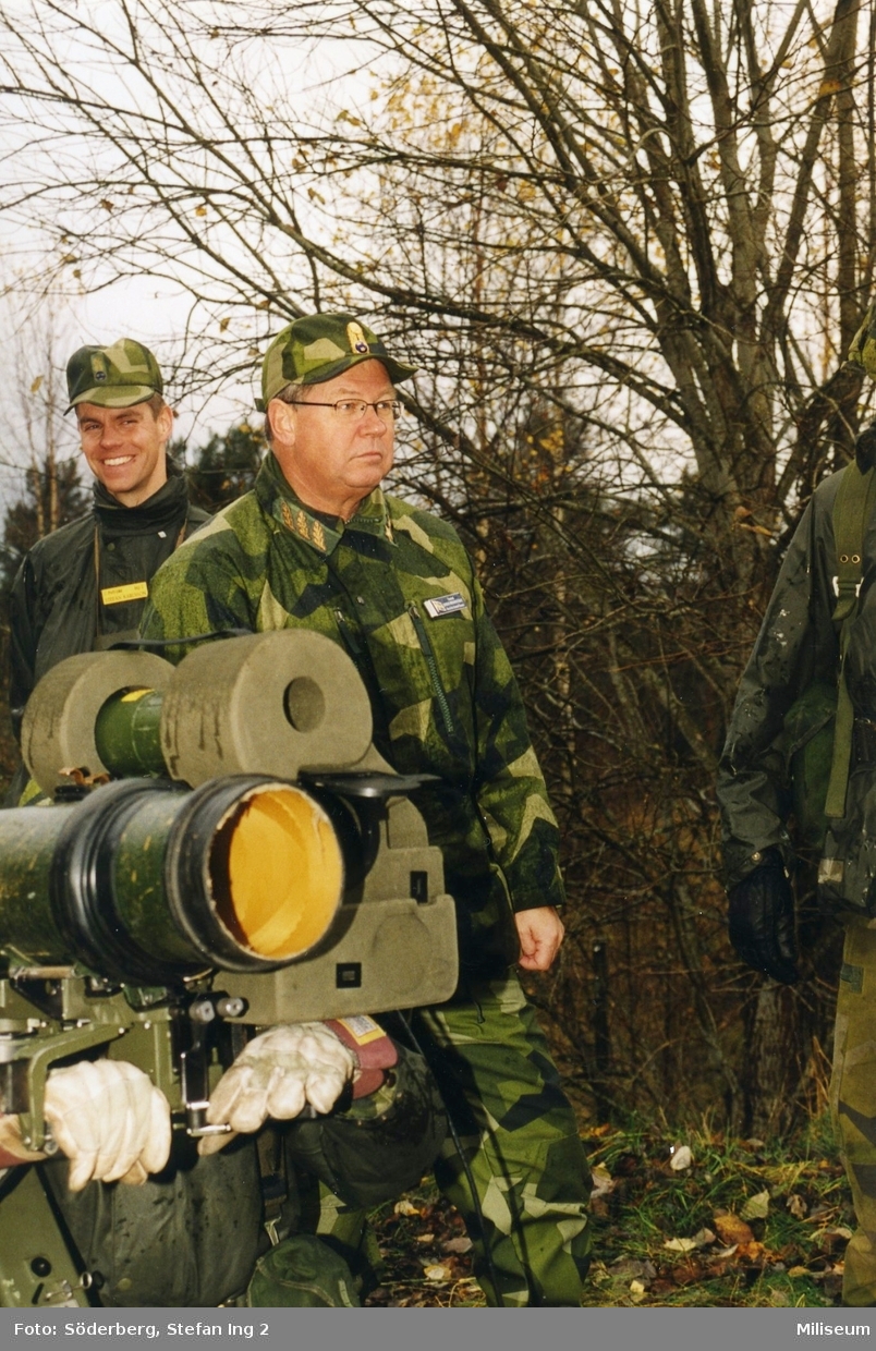 General Johan Hedestedt, överbefälhavare och till vänster Stefan Karlsson, chef för pansarvärnsrobot plutonen, Ing 2. Pansarvärnsrobot "Bill".
