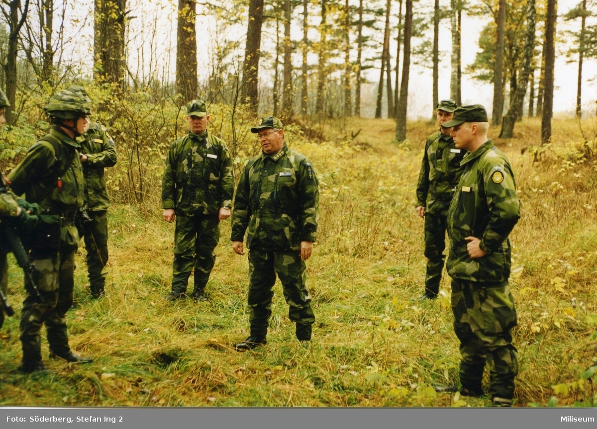 General Johan Hedestedt, överbefälhavare, bakom i mitten överstelöjtnant Tommy Karlsson, Ing 2, bakom till höger överste Bengt Axelsson, Ing 2.