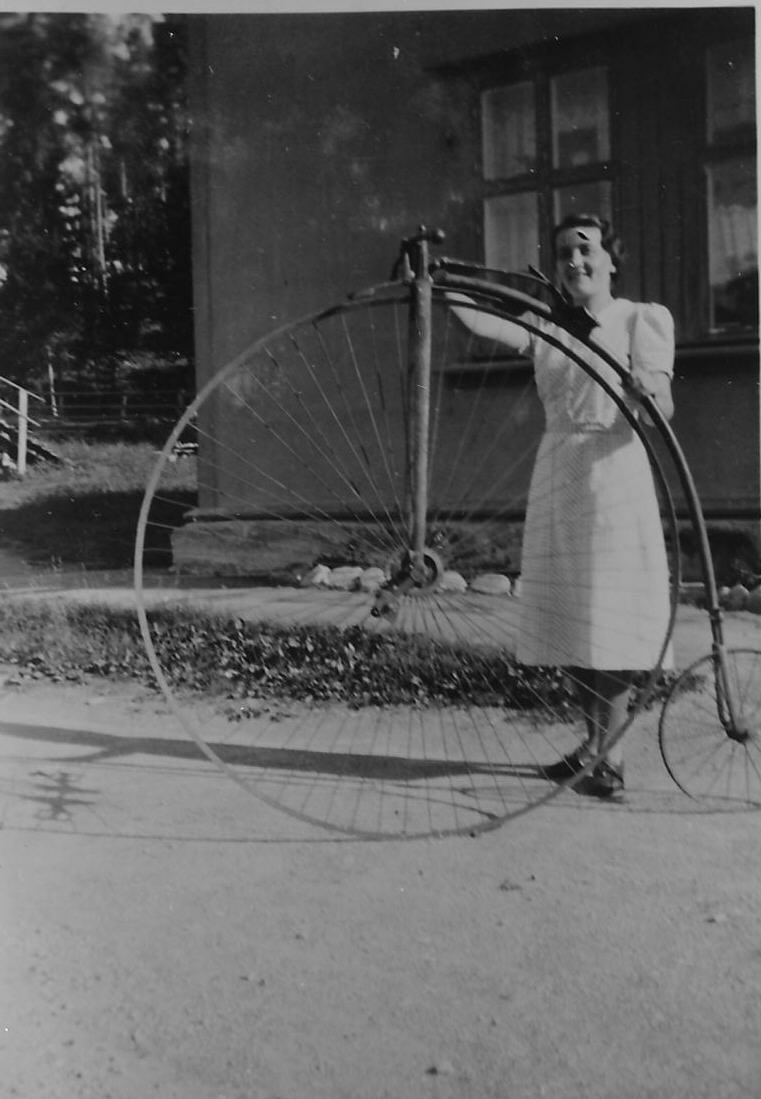 Bellingmo, dame med gammel sykkel med stort hjul. 