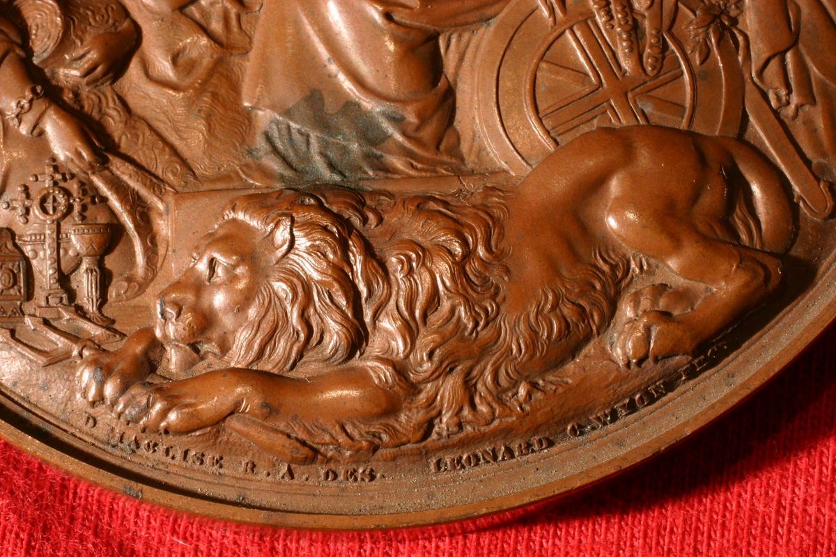 Bronsemedalje fra utstilling i London 1862. På advers Britannia sittende med en løve ved sine ben. Seks kvinner står rundt henne. På revers krans av eikeløv.