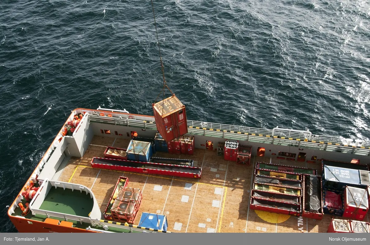 Forsyningsfartøyet Normand Arctic ligger ved Statfjord A for lasting og lossing.