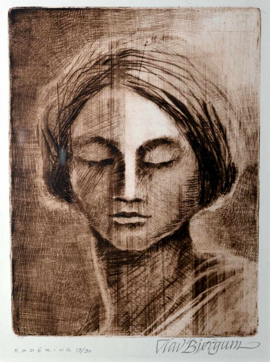 Portrett av ung kvinne med lukkede øyne