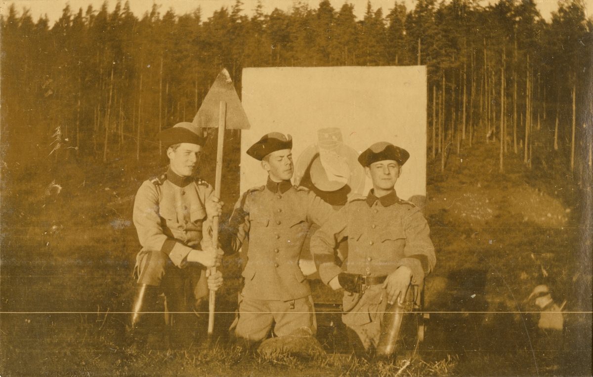 Soldater från Kavalleriskolan på skjutbana.