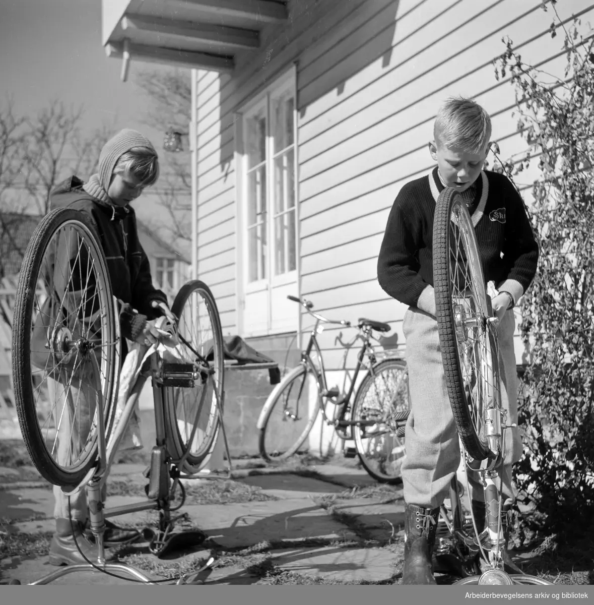 Vårens sykkelpuss. Villastrøk i Oslo-området. April 1958.