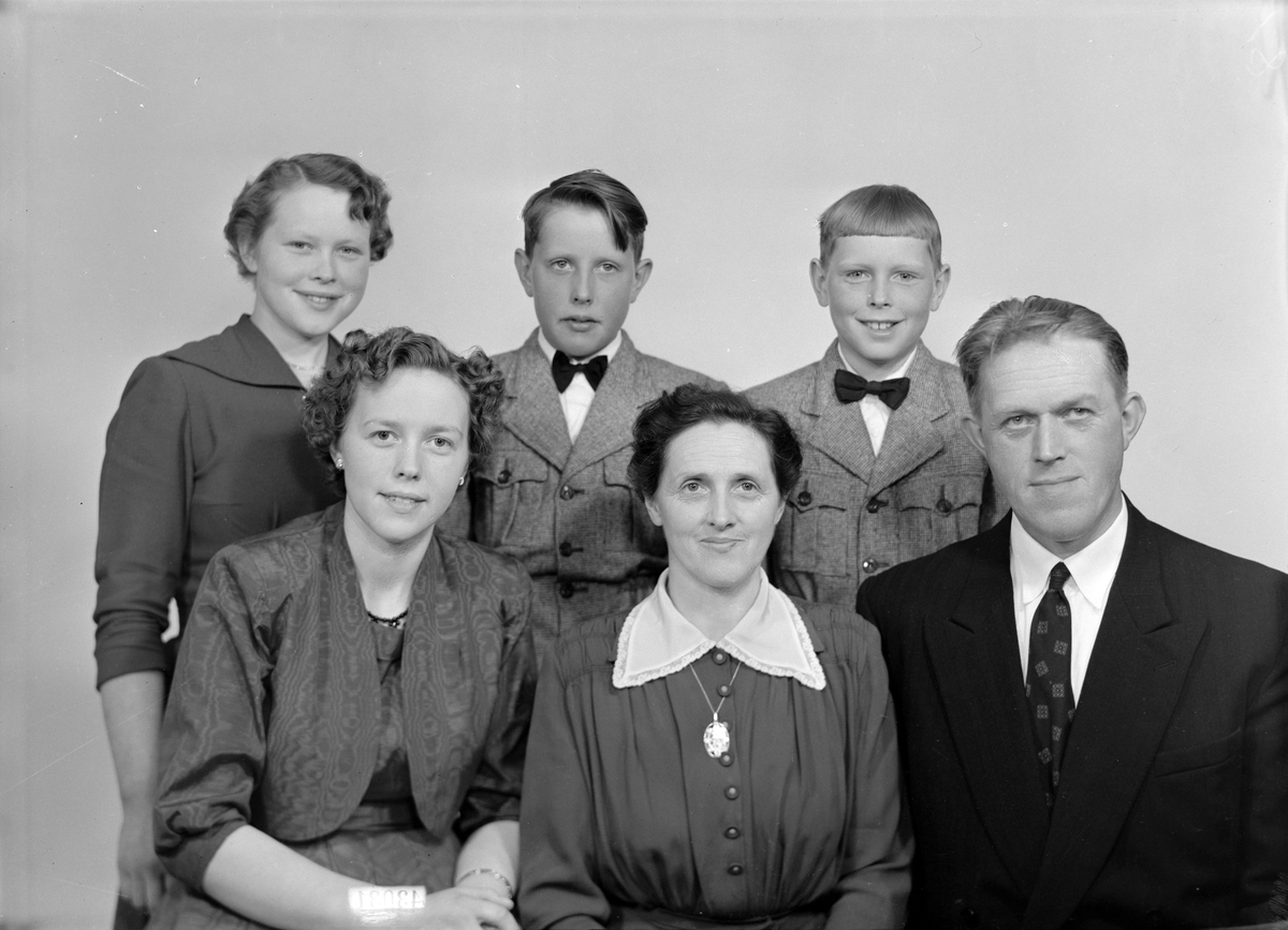Oskar Hjelmen med familie