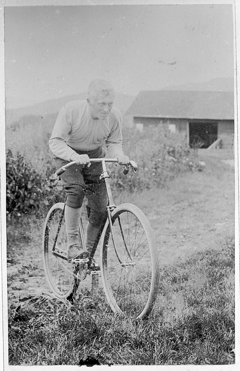 Halvor N. Kvisle på sykkel. Før 1900.