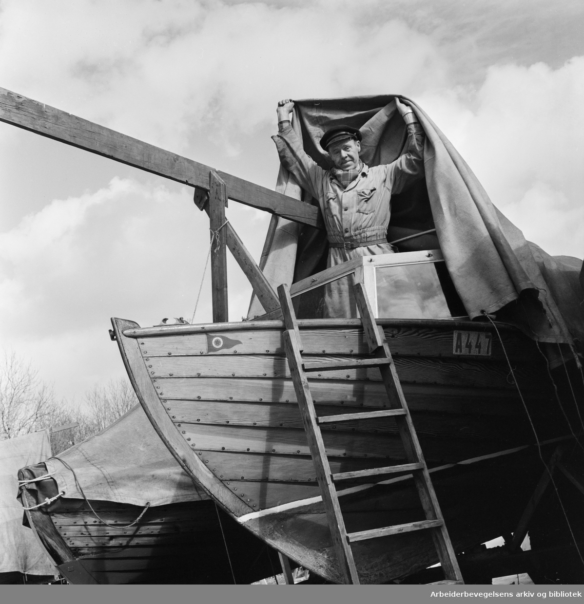 Erling Kristiansen fra Arbeidernes Båtforening på Hovedøya tar årets båtpuss. April 1962.
