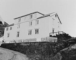 Bygninger i fiskeværet Nusfjord. Større bolighus på oppmurt 