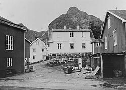 Bygninger i fiskeværet Nusfjord. Brygger og uthus foran som 