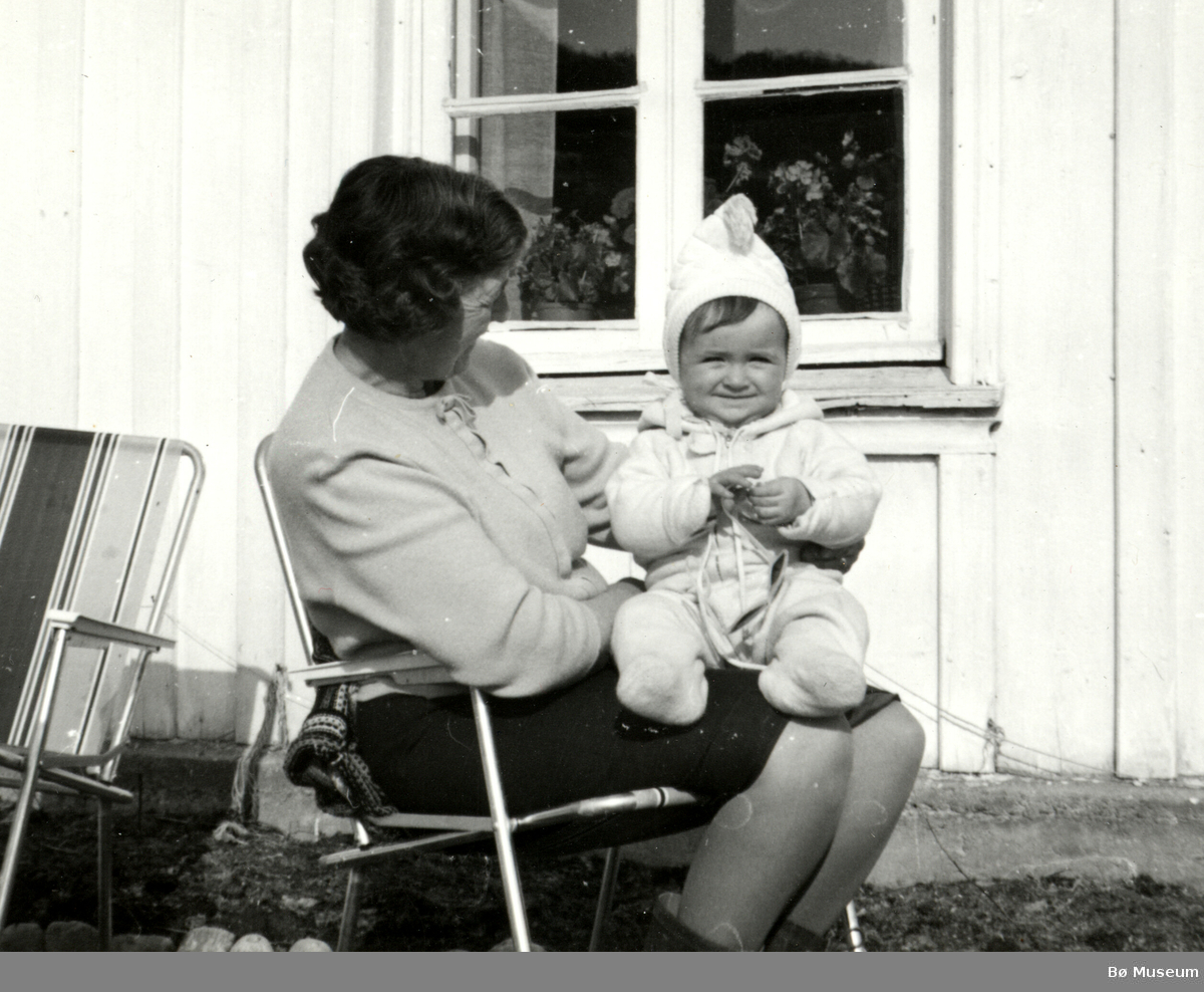 Ragnhild Kristiane (Sundby) Vreim og barnebarnet Anne Cathrine Holta.