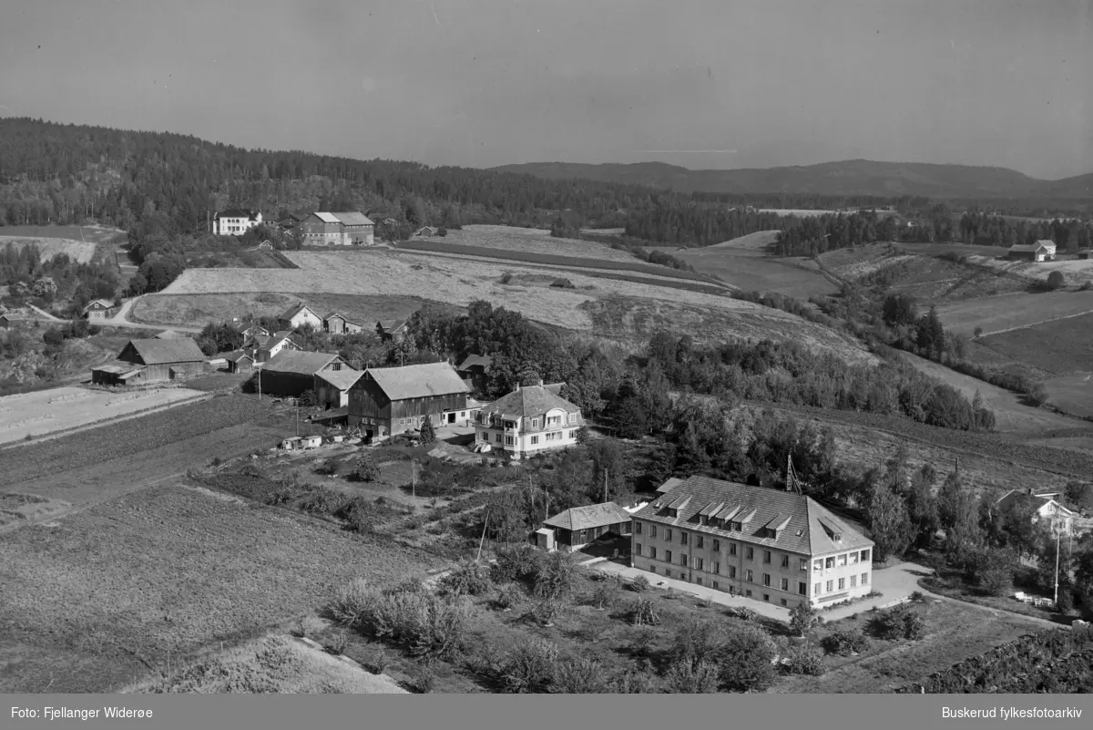 Norderhov gamlehjem ble bygget i 1922 på Ve utenfor Hønefoss. Gamlehjemmet skiftet navn senere til Norderhovhjemmet. I bakgrunnen Oppen gård