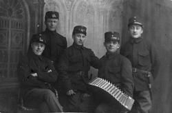 Militærrekruttar, ca. 1920. Frå venstre: Teodor Rødne, Gusta