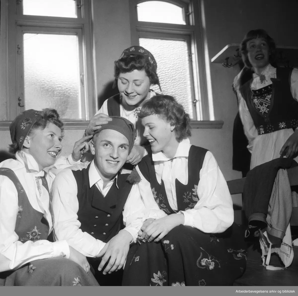 Dansarring på Foss skole. Fra venstre: Anne Lise Bråthen, Vidar Rodvang ...