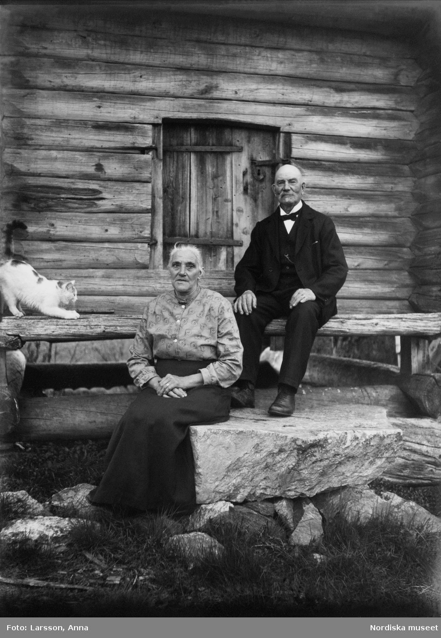 Lantbrevbäraren Erik Stolpe f. 1854 d. 1946 och hustrun Klara f. 1866 d. 1956. Sittande framför härbre 1925.