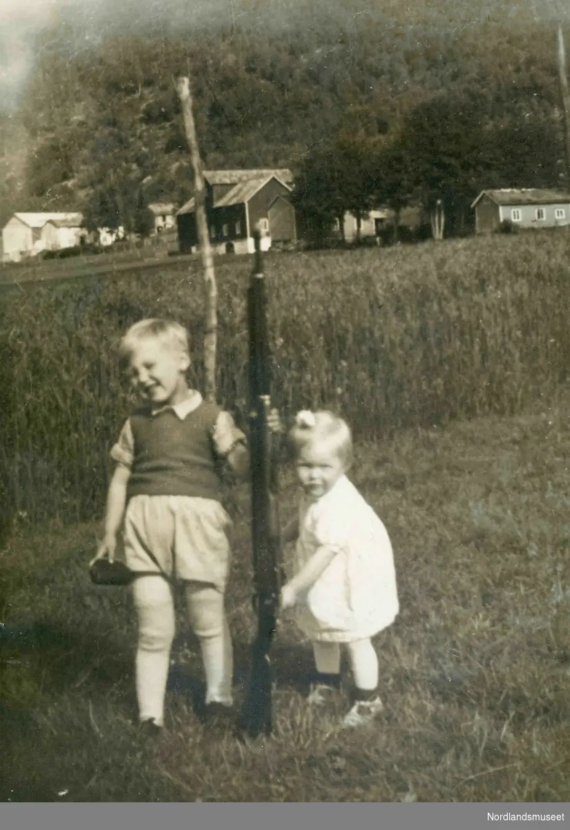 To søsken.
Hans Leonard (1945) og Solrunn Olga (1947) Olsen 