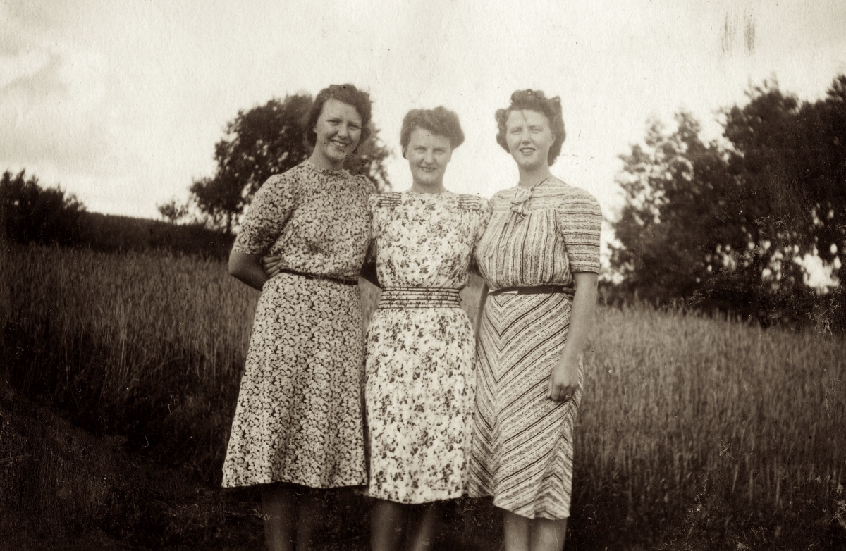 Systrarna Andersson står utanför Livered 1:15 "Majas" (Streteredsvägen 36), 1940-tal. Från vänster: Astrid Andersson (1922 - 2011, gift Dahl), Ingrid Andersson (1918 - 2001, gift Skansing) och  Märta Andersson (1920 - 1988, gift Nilsson). Döttrar till Karin och Albert Andersson.