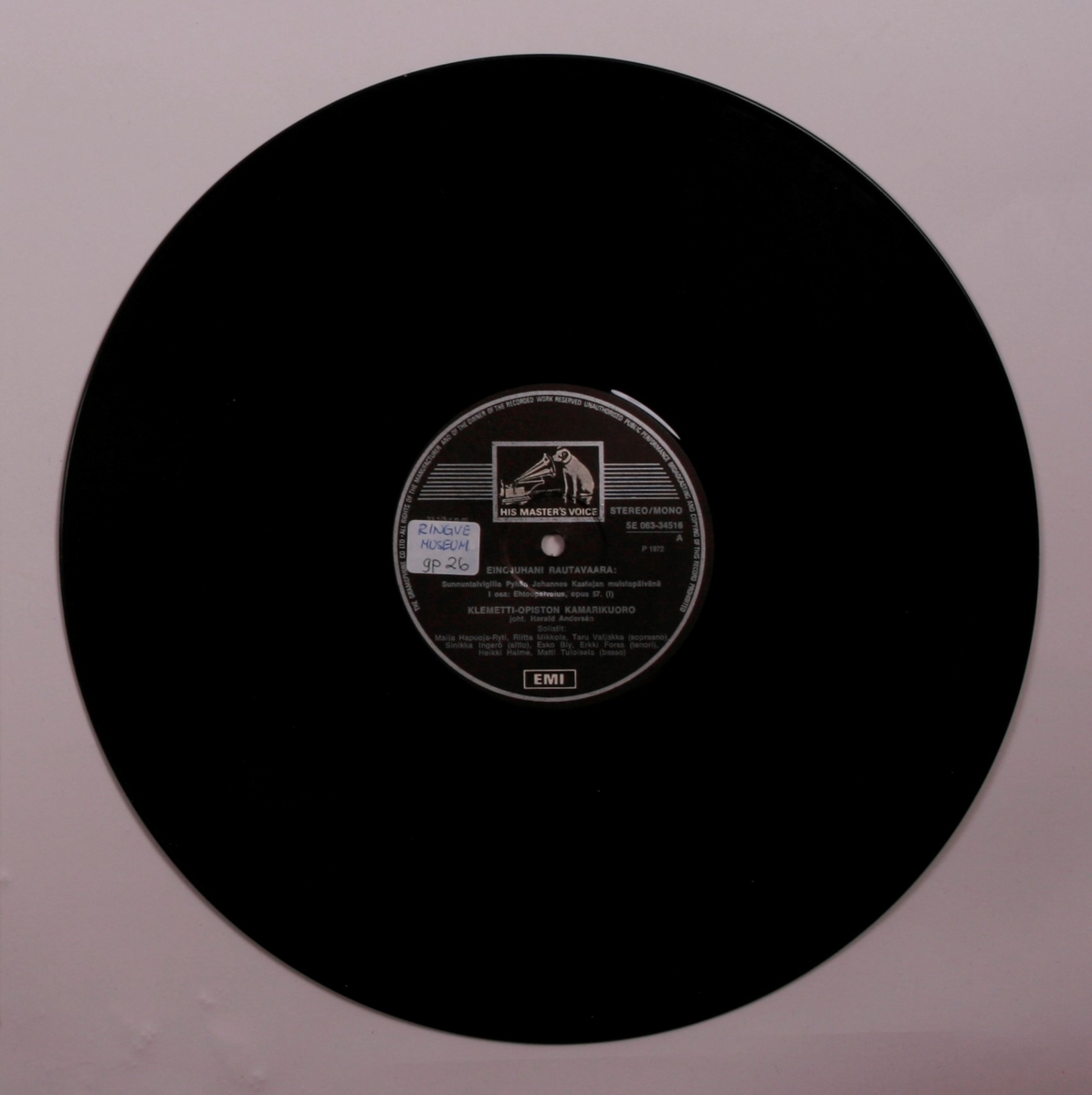 Grammofonplate i svart vinyl og plateomslag i papp. Plata ligger i en plastlomme.