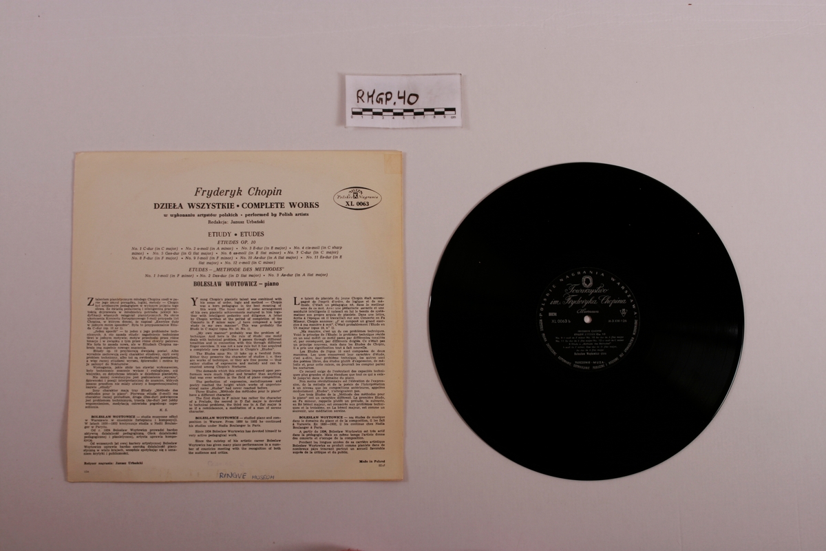 Grammofonplate i svart vinyl og plateomslag i papp. Plata ligger i en plastlomme.
