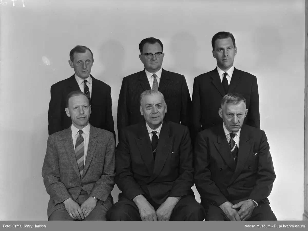 Styret i Vadsø sildoljefabrikk 1962. Første rekke fra høyre  nr 1 Jakob Gundersen og nr 2 Alrik Seppelæ, øvrige er ukjent.