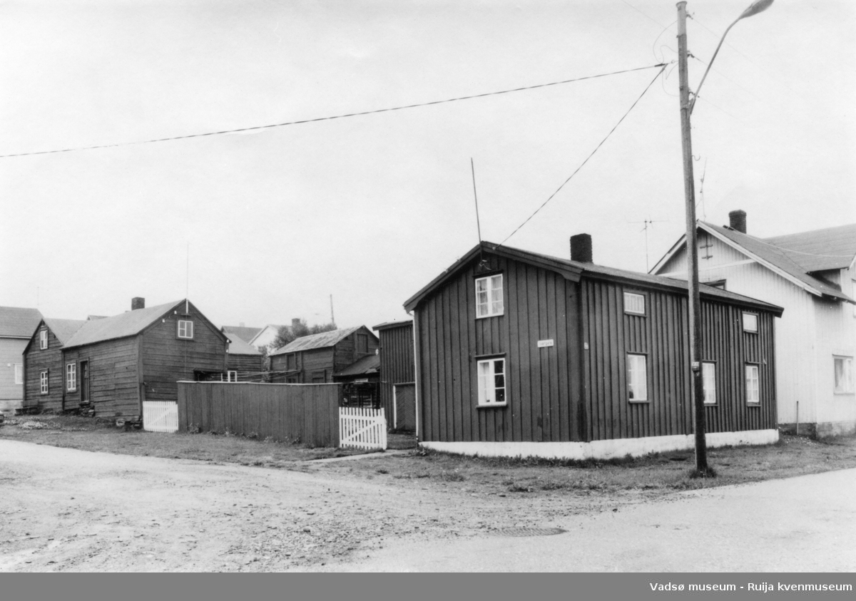 Tuomainengården, Slettengata 21 i Vadsø. Et fredet gårdstun fra 1850-tallet. Anlegget, en kvensk/norskfinsk gård, består bl.a. av bolig, stall, sauna, bakeri, butikk og smie. Tuomainengården ble fredet i 1990.