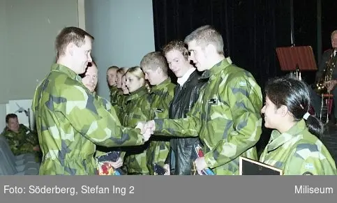 Ceremoni. Hemvärnet på fritidsgården på Ing 2. Överste Bengt Axelsson, regementschef på Ing 2 till vänster, hemvärnssoldater till höger, Perry närmast kameran.
