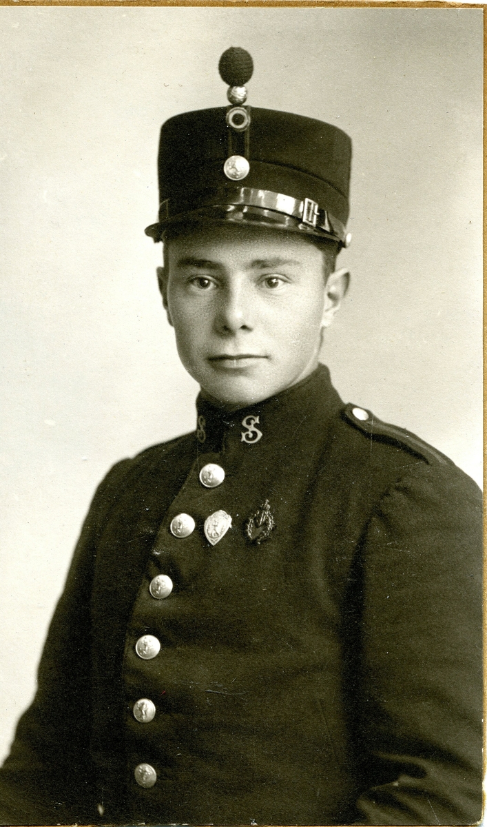 Mann i militær uniform