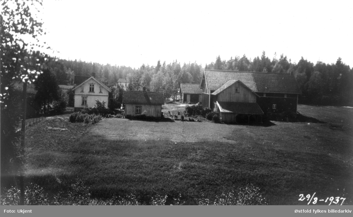 Gården Rogndalen i Varteig fotografert 28. august 1937.