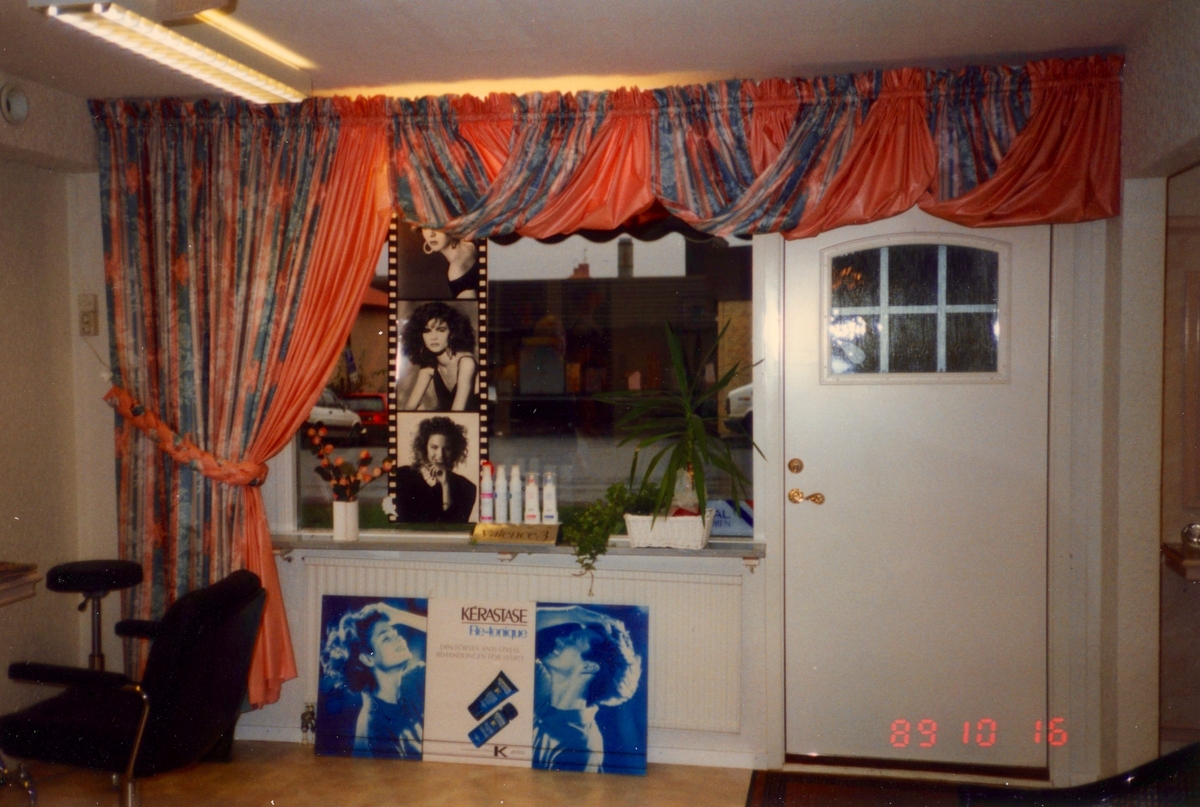 Entrén till Hårmakarna cirka 1989. Interiör från salongen på Våmmedalsvägen 10 i Kållered. Ägare var Leif och Lena Westerberg.