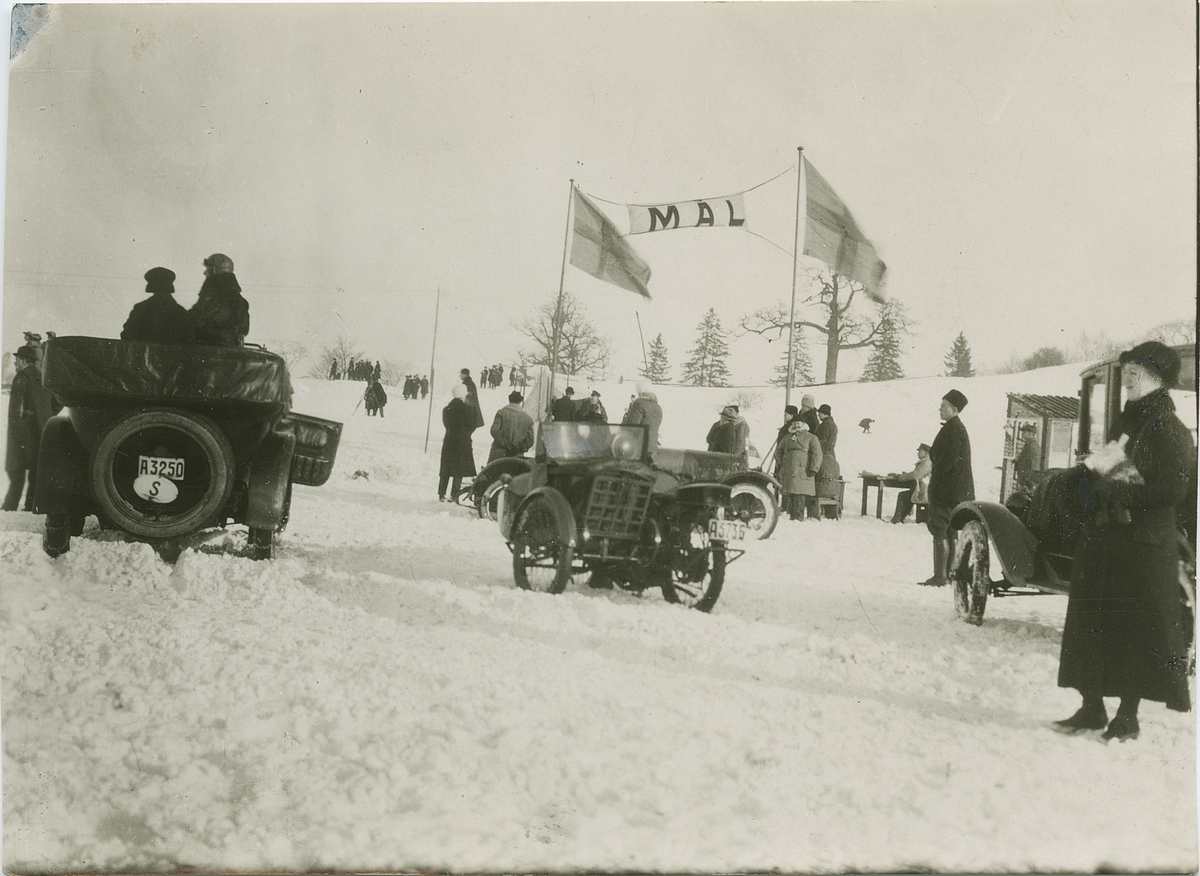 Biltävling under vintern, troligtvis i Sverige.
Fotografi från John Neréns motorhistoriska samling.