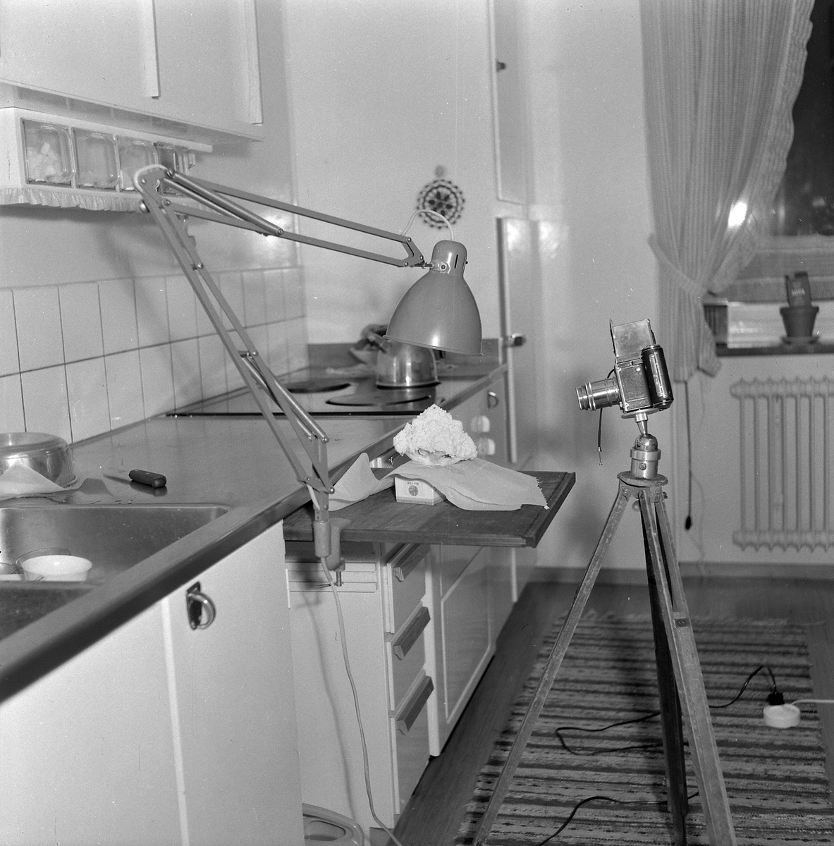 Karl fotograferar något i sitt kök på Stockslycke. Febr 1955