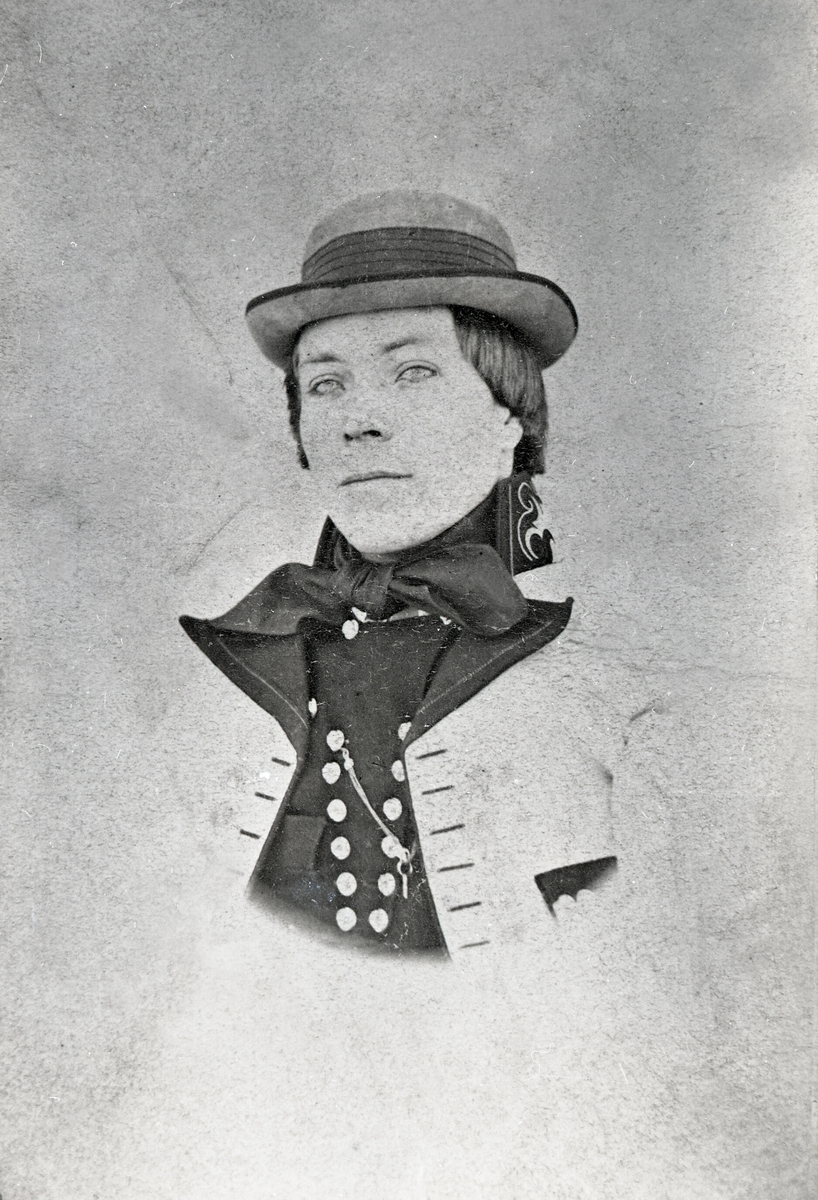 Ovalt brystbilde av Halvor H. Nordbø i gråkufte og hatt.