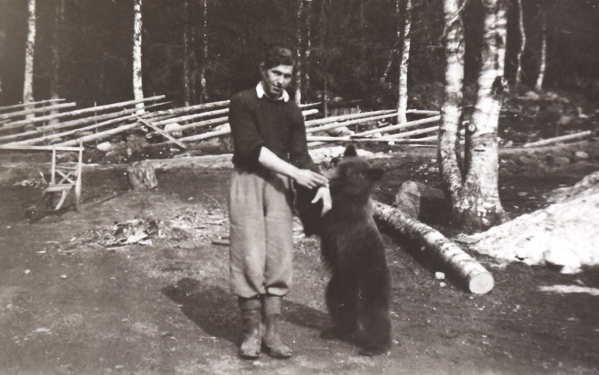 Bjarne Bjønnes (1927-1993) med bjørnungen Pekka ved Mykle.