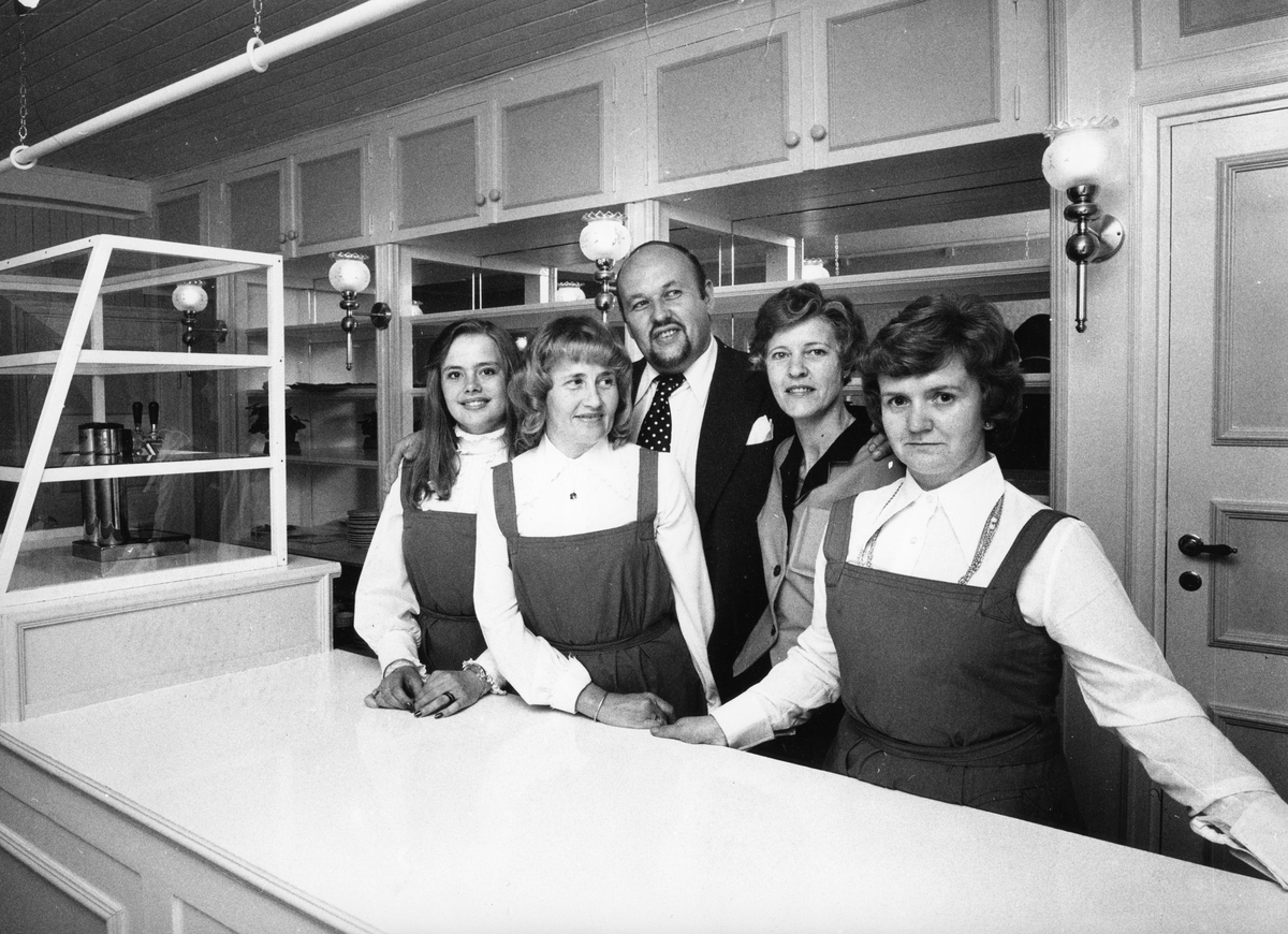Fyra kvinnor och en man bakom en restaurang- eller bardisk i Folkets Park, Linköping. 1970-tal. Mannen är parkföreståndare Anders Nordström.