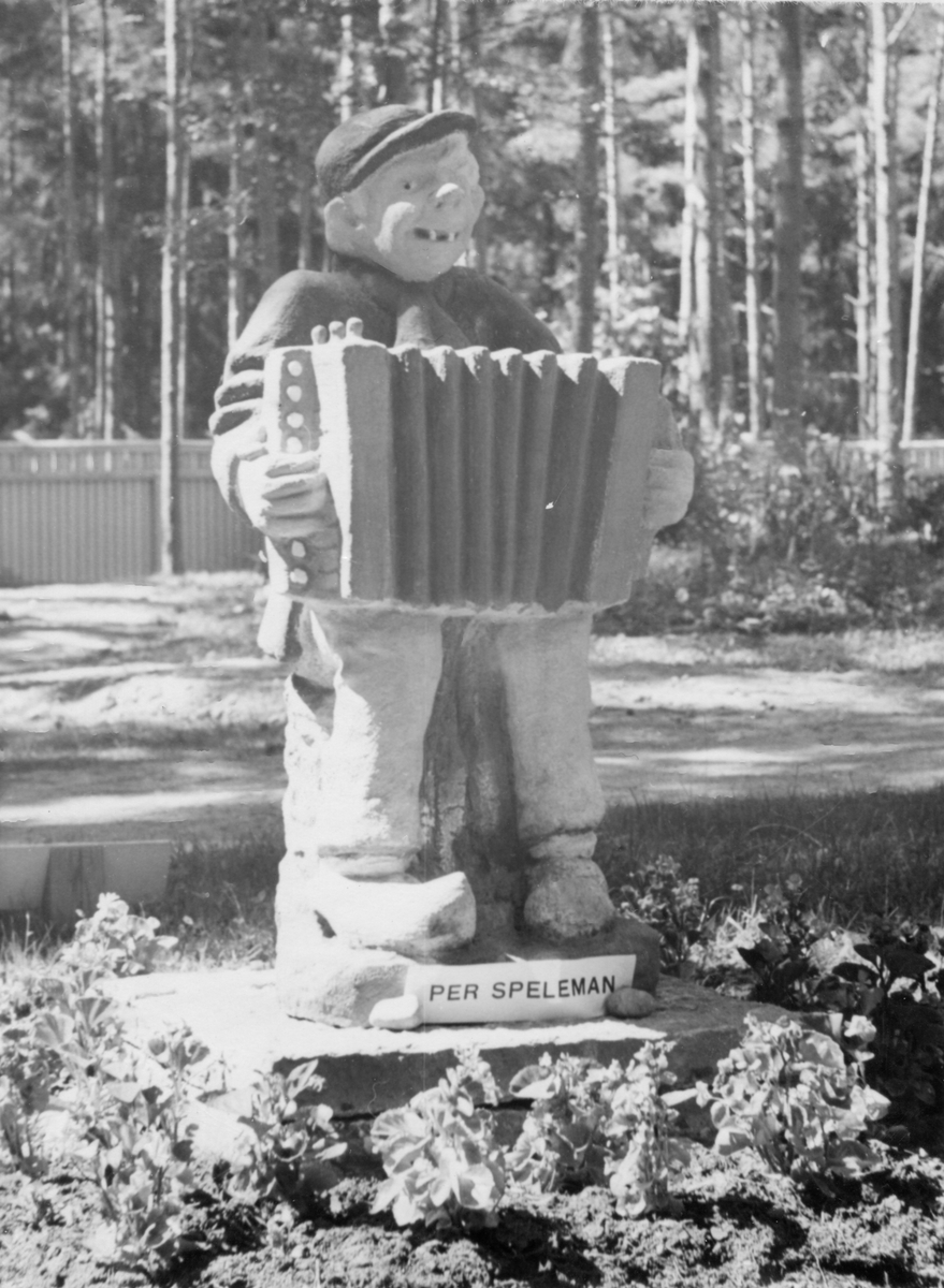 Staty i Folkets Park i Linköping. Statyn är av en man med dragspel vid namn Per Speleman.