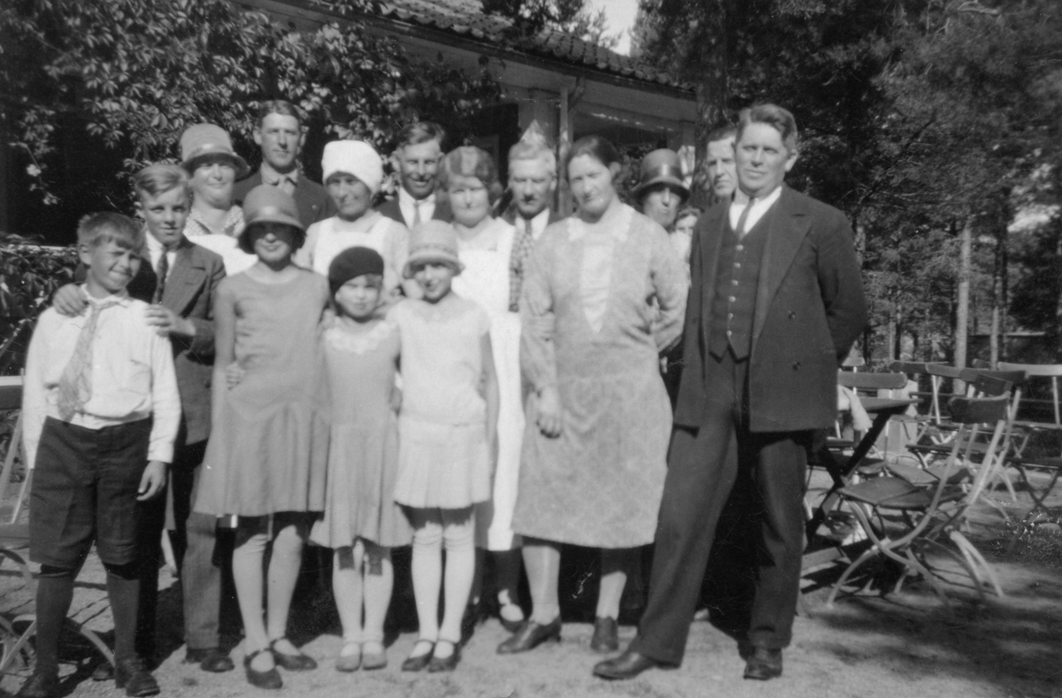 Gruppfoto utanför cafét i Folkets Park i Linköping 1930.