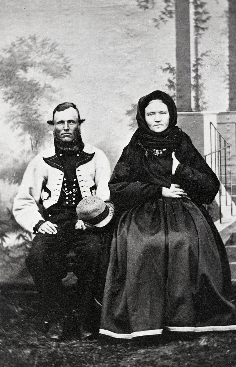 Atelierfoto av Åste og Hans Hansson Askildt, truleg tatt 1866.