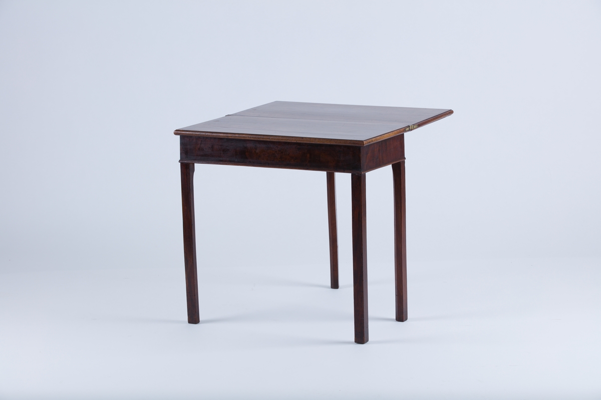 Rektangulært bord med todelt bordplate. Platen kan slås opp og bordplaten får en kvadratisk form. Oppslått bordplaten står på et uttrukket ben. Båndintarsia på bordplaten.