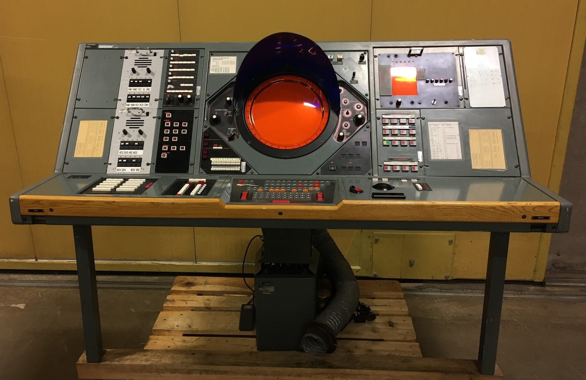 Manöverbord RRJAL 2 för radarjaktledare. Tillverkad av Standard Radio & Telefon AB.