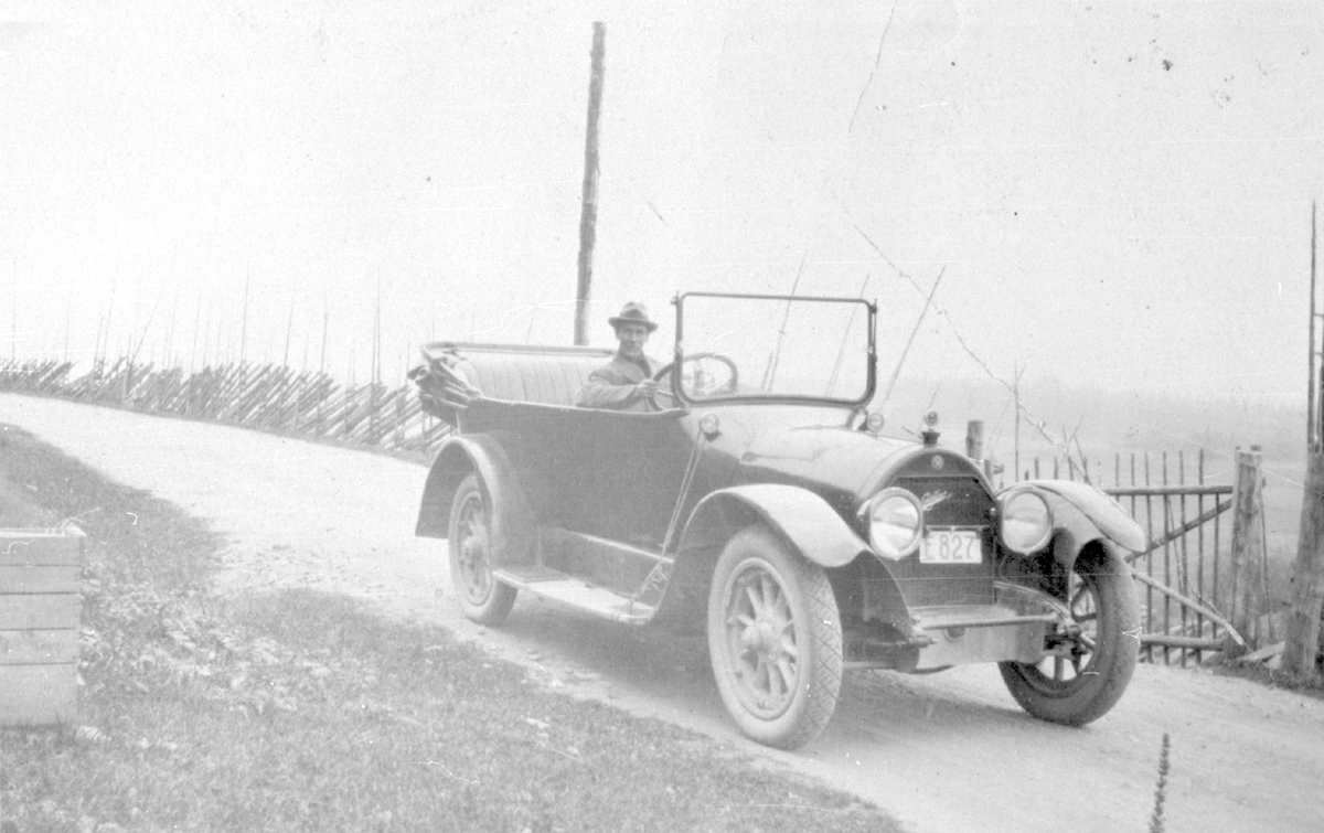 Ola Neste med  Cadillac ca. 1920.