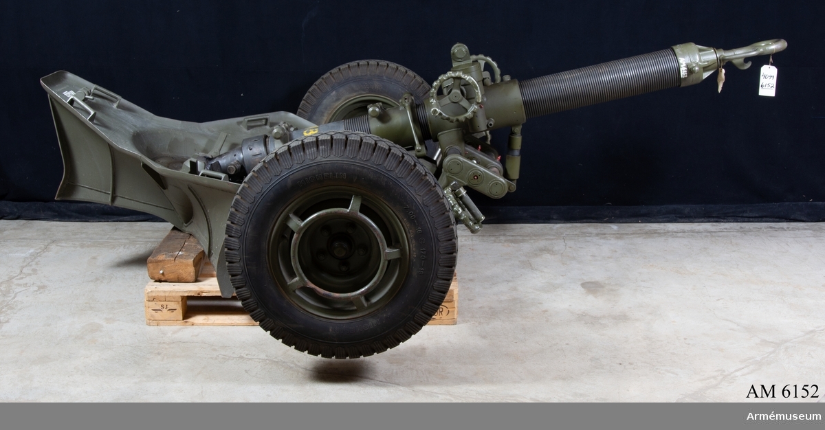 12 cm granatkastare med hjullavett/stödplatta. Kal 120 mm. Tillv.nr 28. Väger ca 500 kg.
Märkt "MO-12-RT 61 BT 1966 No 28 AMG 81392".