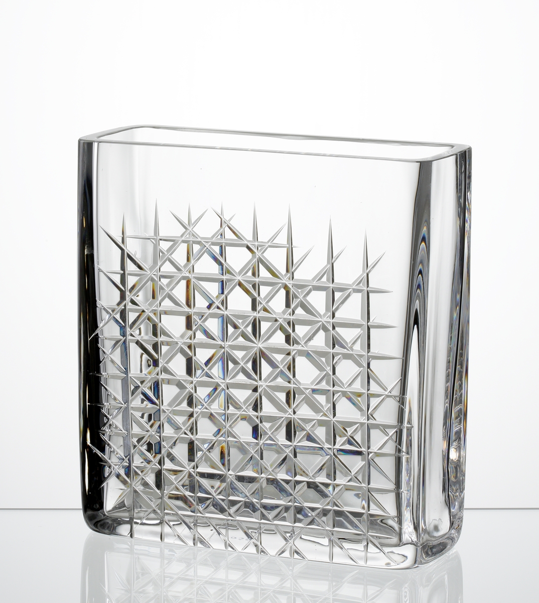 Design: Ingeborg Lundin.
Vas, rektangulär form med skärslipat "weaving"mönster på en sida.