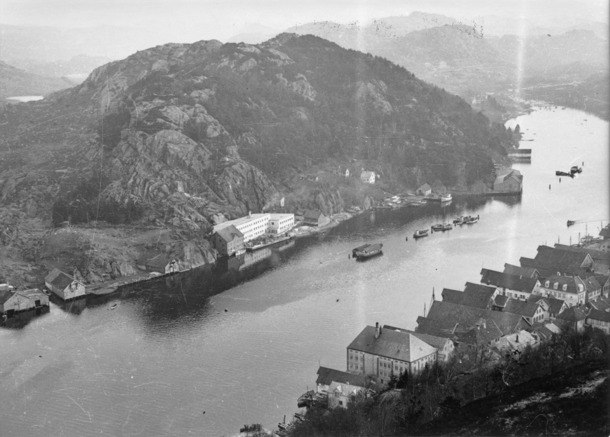 Utsikt mot Indre havn, Vågen, Eiefabrikken og Rauhedlå. Egersund, april 1939.