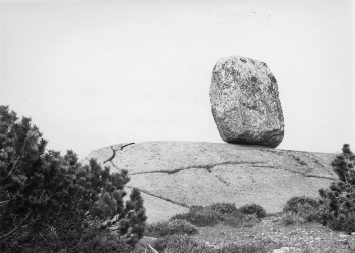Årstadfjellet, 18. mai 1941. Stor stein ved toppen av Slangestien (også kalt Himmelveien).
