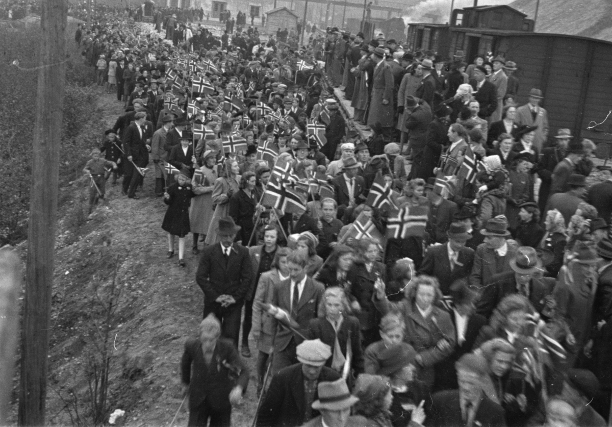 Mottakelse av Grinifangene ved Jernbanestasjonen på Eie, 10. mai 1945.
