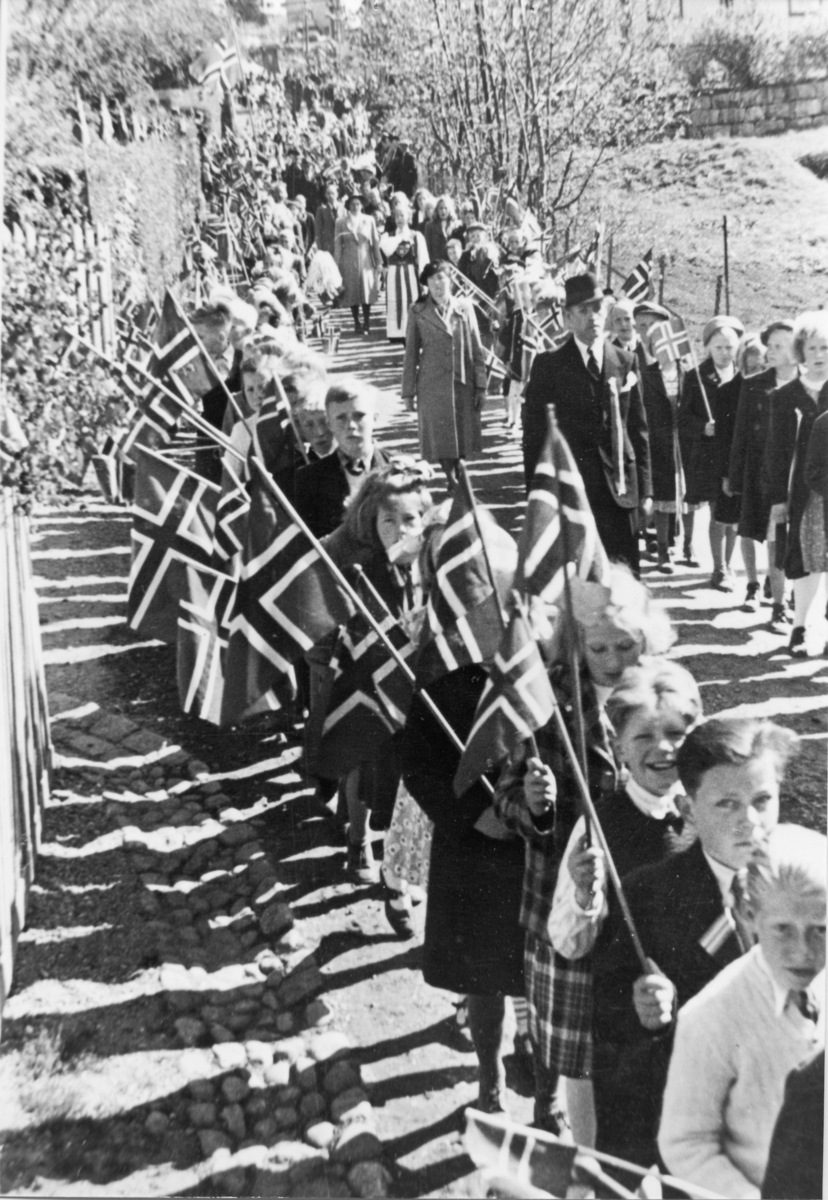 Barnetoget i Damsgårdsgaten passerer sykehuset, 17. mai 1946.