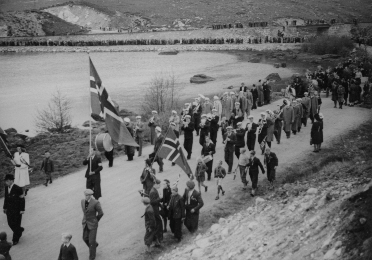 Opptoget med Grinifangene på vei fra stasjonen til Torget, 10. mai 1945.